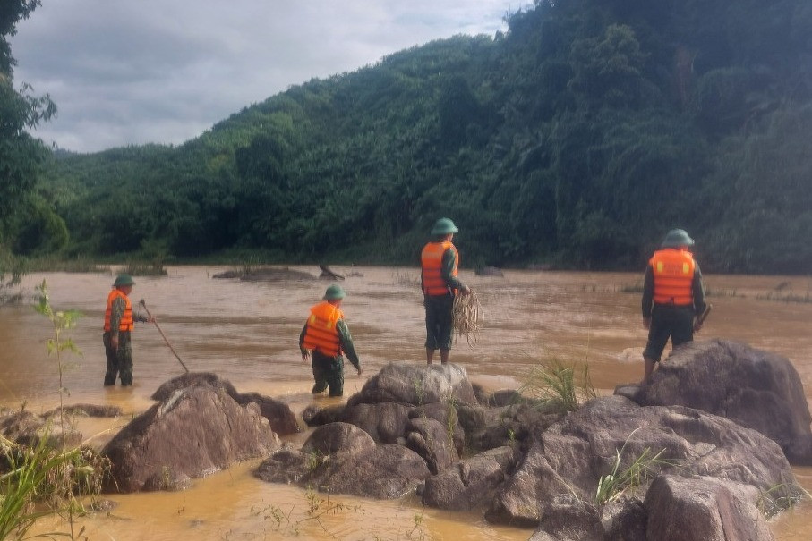 Nam thanh niên bị nước lũ cuốn trôi mất tích