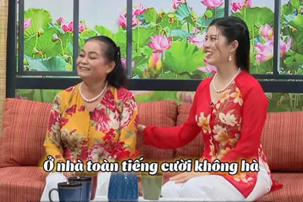 Mẹ chồng ‘tố’ con dâu toàn tặng quà bằng… tiền