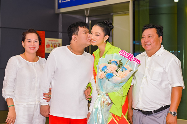 Lâm Thu Hồng rơi nước mắt vì gia đình đoàn tụ trước khi đi thi The Miss Globe 2022