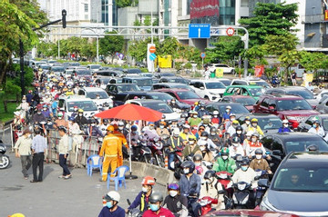 Đóng đường cấm xe qua cầu vượt Nguyễn Hữu Cảnh, giao thông tê liệt