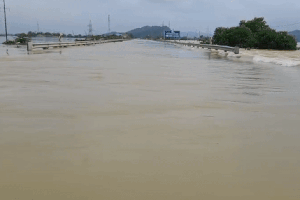 Quốc lộ 1A ngập sâu, Hà Tĩnh cấm phương tiện đoạn qua xã Xuân Lam