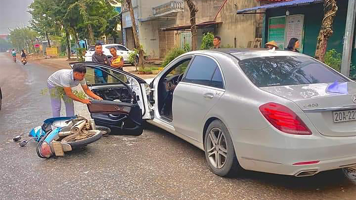 Nam thanh niên chạy xe máy tông gãy cửa Mercedes S400 đang đỗ bên đường