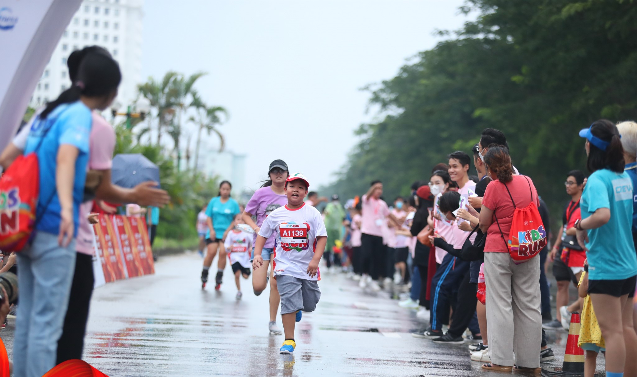 Thót tim đi giày cao gót trên dây ở độ cao 840m