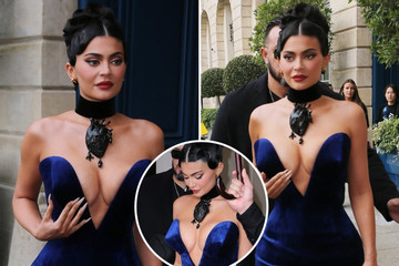 Kylie Jenner phải dùng tay đỡ ngực vì mặc váy hở đến bụng