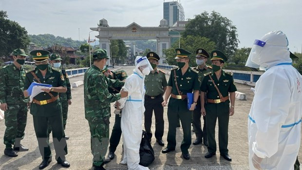 Chinese police hand over wanted man to Lao Cai authorities hinh anh 1