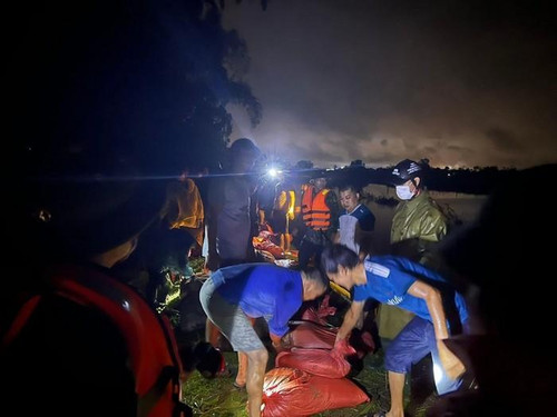 350 người xuyên đêm vá đê bị vỡ do mưa bão ở Nghệ An