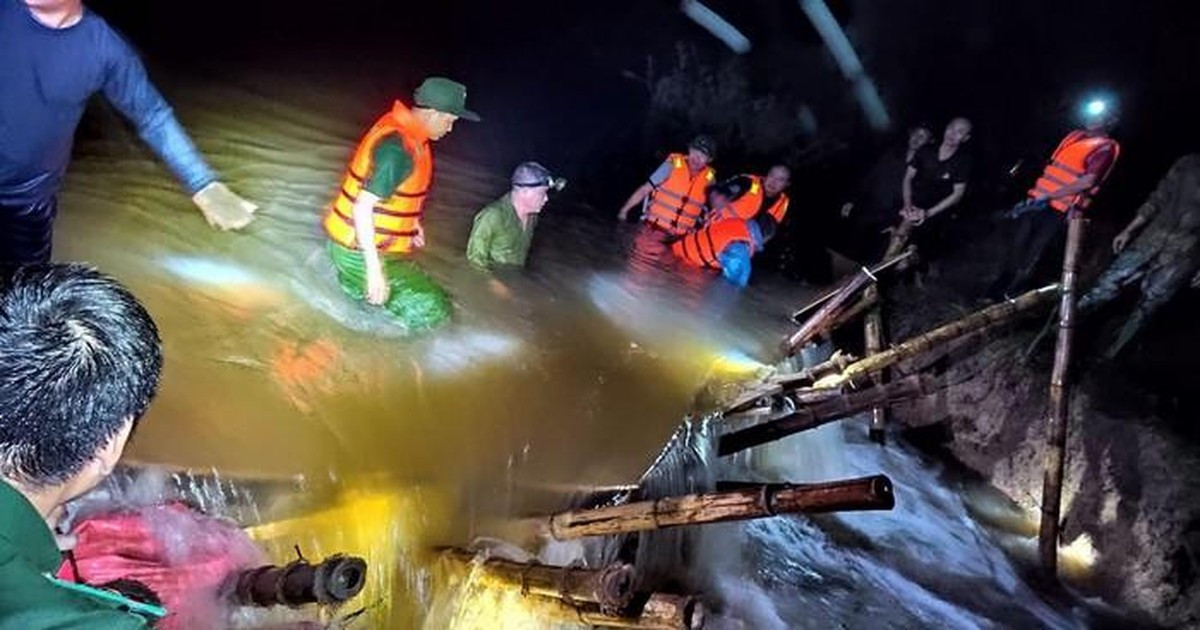 Vỡ đê kênh thấp ở Hưng Nguyên