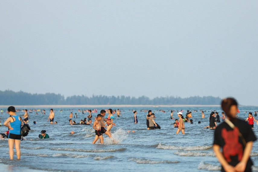 Thông cao tốc mới, du khách đổ về Móng Cái: Dịch vụ quá tải, nhiều người 'quay xe'