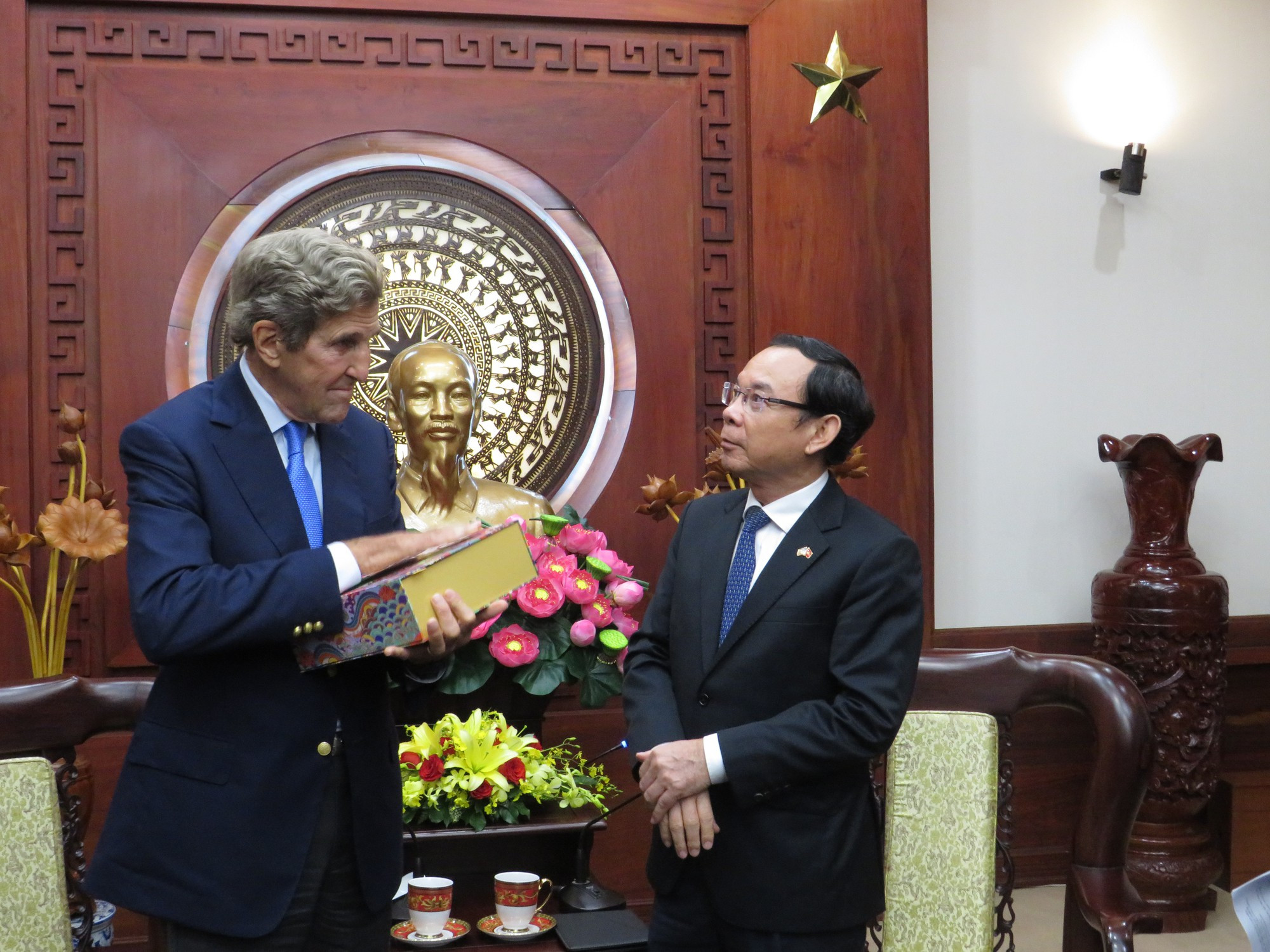 Bí thư Thành ủy TP HCM tiếp Đặc phái viên Tổng thống Mỹ John Kerry - Ảnh 4.