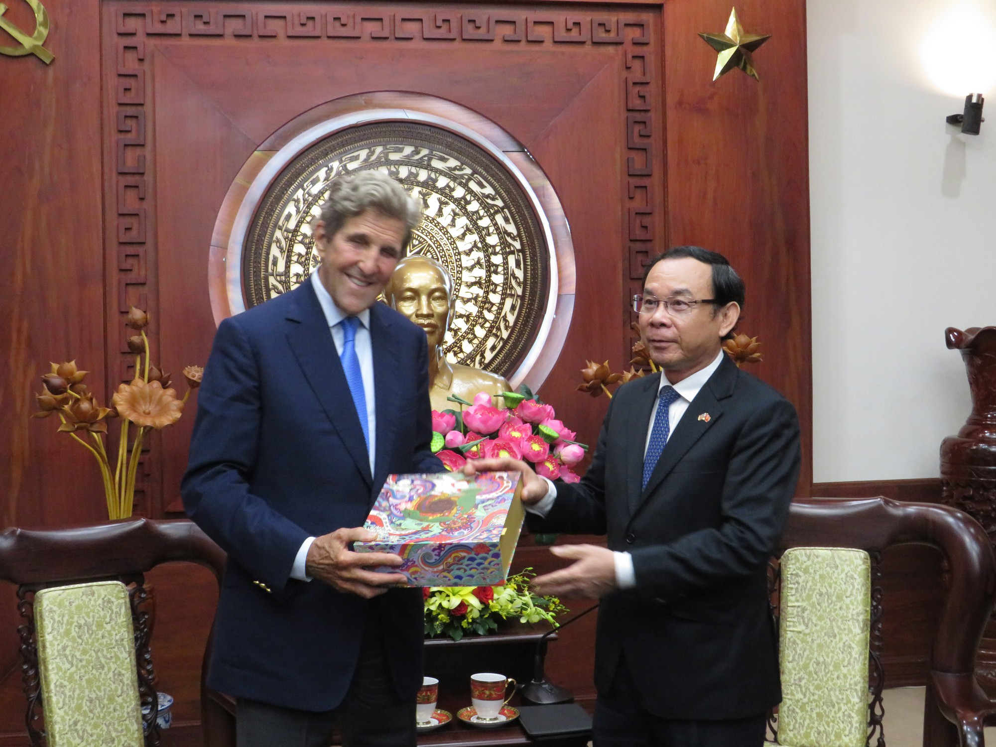 Bí thư Thành ủy TP HCM tiếp Đặc phái viên Tổng thống Mỹ John Kerry - Ảnh 3.