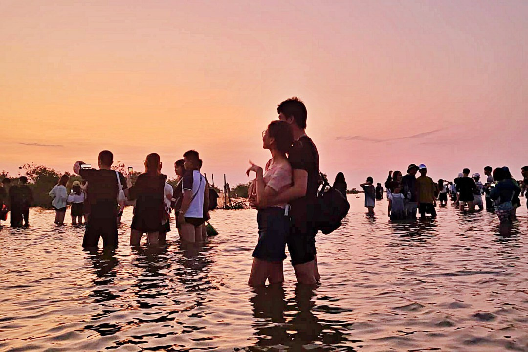 Cảnh 'dở khóc dở cười' khi du khách đổ tới 'biển vô cực' Thái Bình