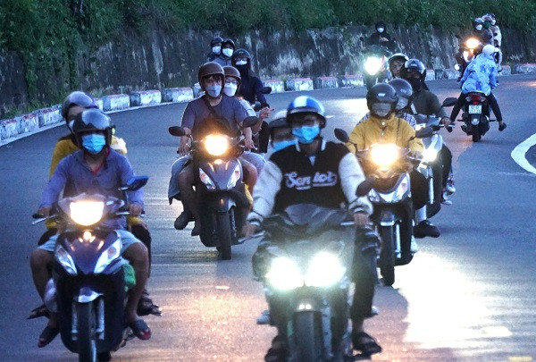 Nghìn người vượt đèo Hải Vân trong đêm bằng xe máy sau nghỉ lễ 2/9