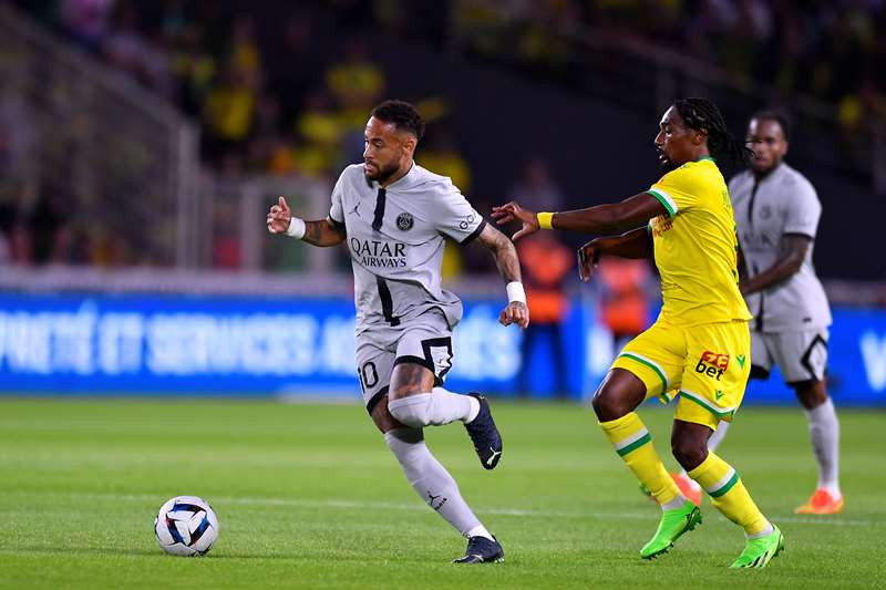 Neymar vào sân thay Mbappe ở phút 63