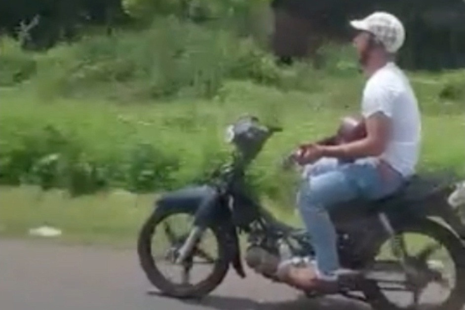 Thanh niên tay đánh đàn, chân lái xe máy lao vun vút trên quốc lộ - 1