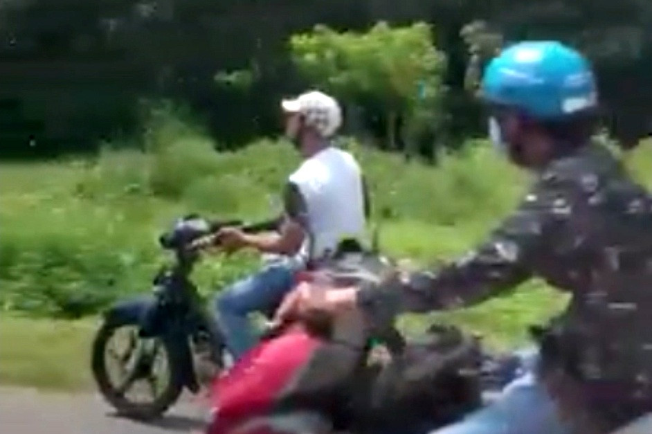 Thanh niên tay đánh đàn, chân lái xe máy lao vun vút trên quốc lộ - 3