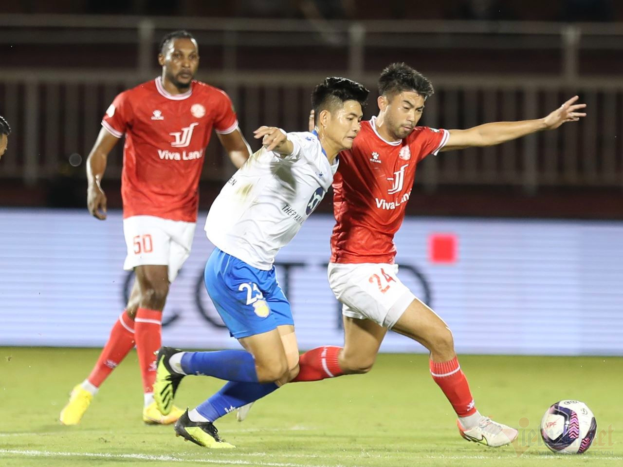 Lee Nguyễn bị khóa chặt, TPHCM thua Nam Định ở 'trận chung kết ngược'