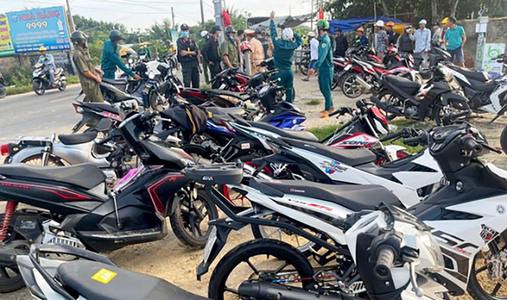 Cảnh sát mật phục bắt đua xe ở đường ven biển, tạm giữ 8 thanh thiếu niên