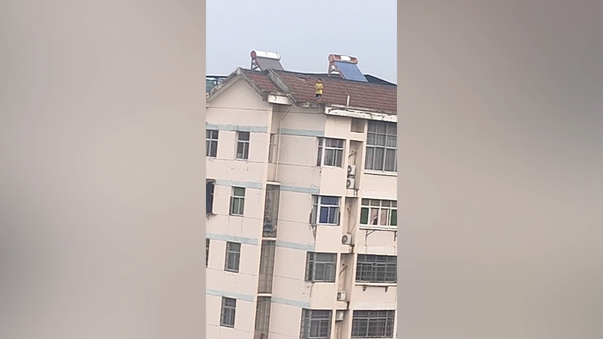 Thót tim cảnh bé trai nô đùa trên nóc tòa nhà 7 tầng