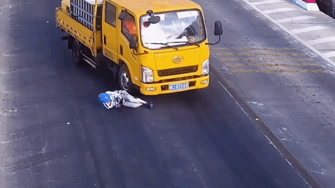 Bị xe tải đâm trúng đầu, người đàn ông thoát chết nhờ mũ bảo hiểm