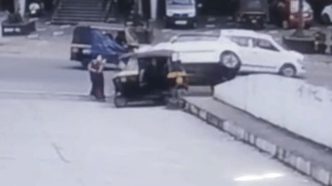Người phụ nữ thoát nạn thần kỳ khi bị kẹp giữa ôtô con và xe 3 bánh
