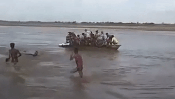 Khoảnh khắc thuyền cứu hộ chở 25 người bất ngờ chìm xuống sông ở Ấn Độ