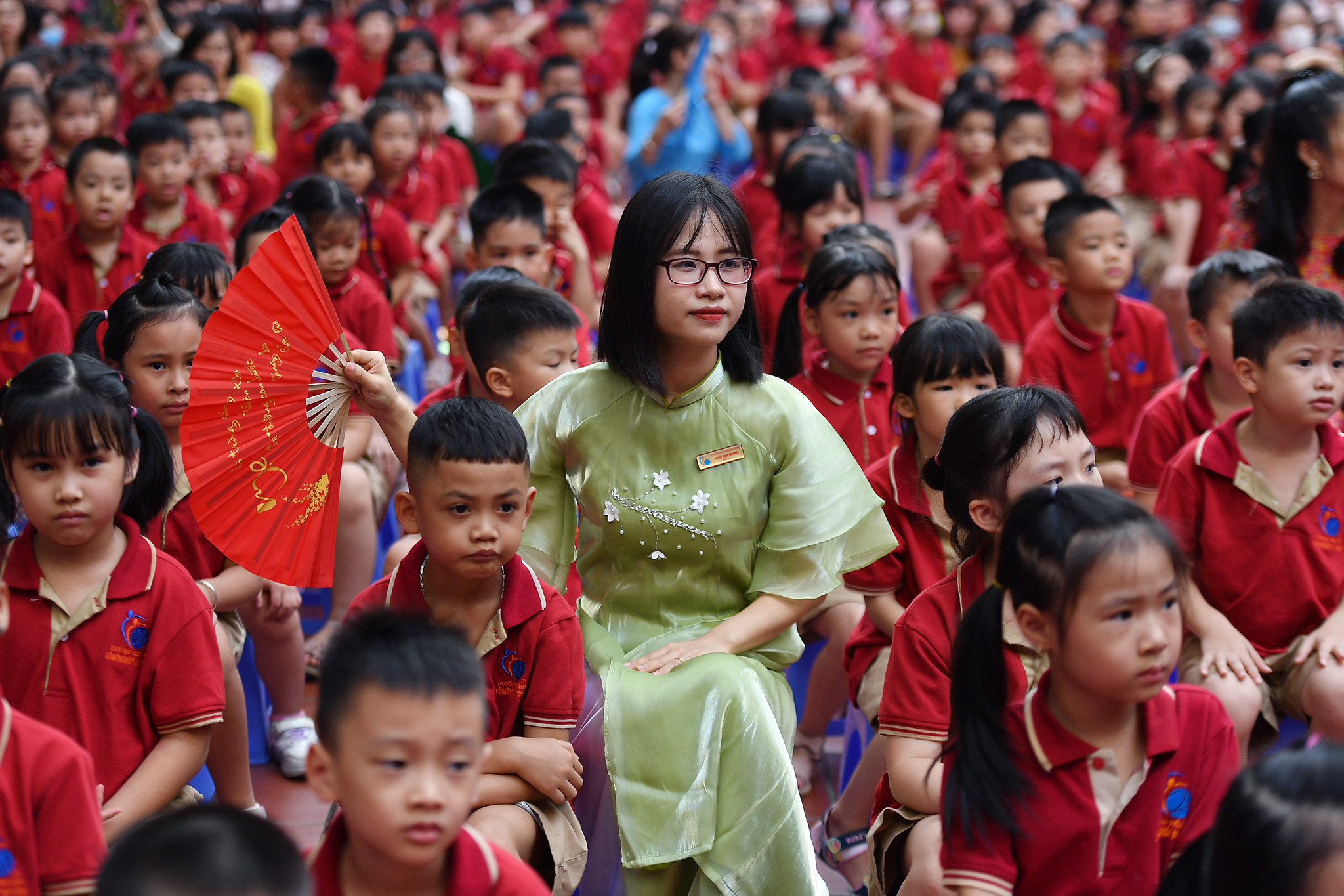 Cô giáo quạt tay chăm sóc học trò nhí ngày bước vào lớp 1