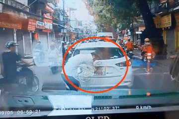 Ô tô sửa biển số bị người đi đường ‘lột sạch’ trên phố Hà Nội
