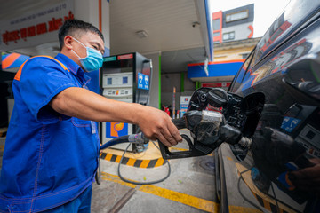 Giá xăng giảm, giá dầu tăng vọt: Điều chưa từng xảy ra