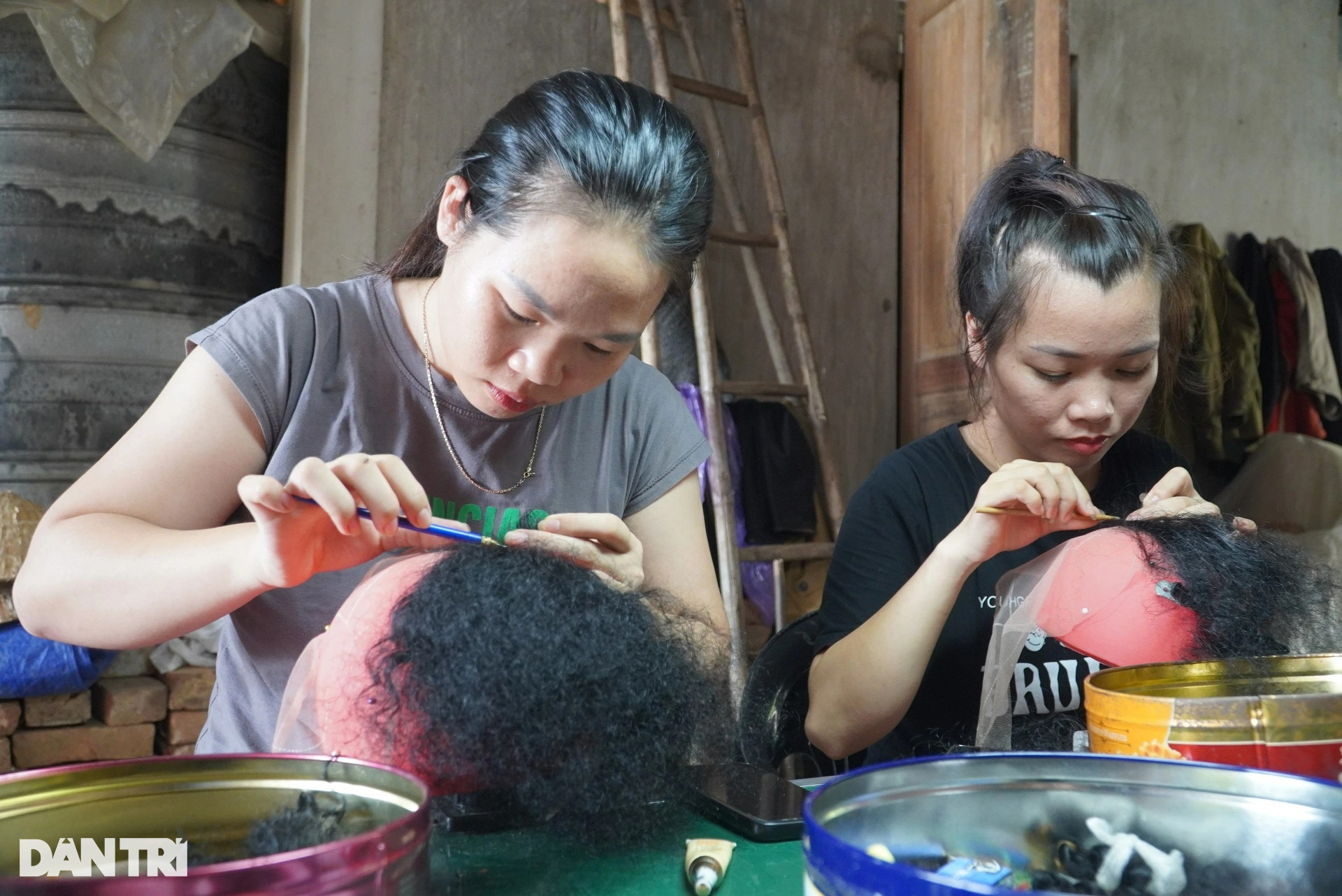 Kiếm tiền thật nhờ nghề làm... hàng giả - 2