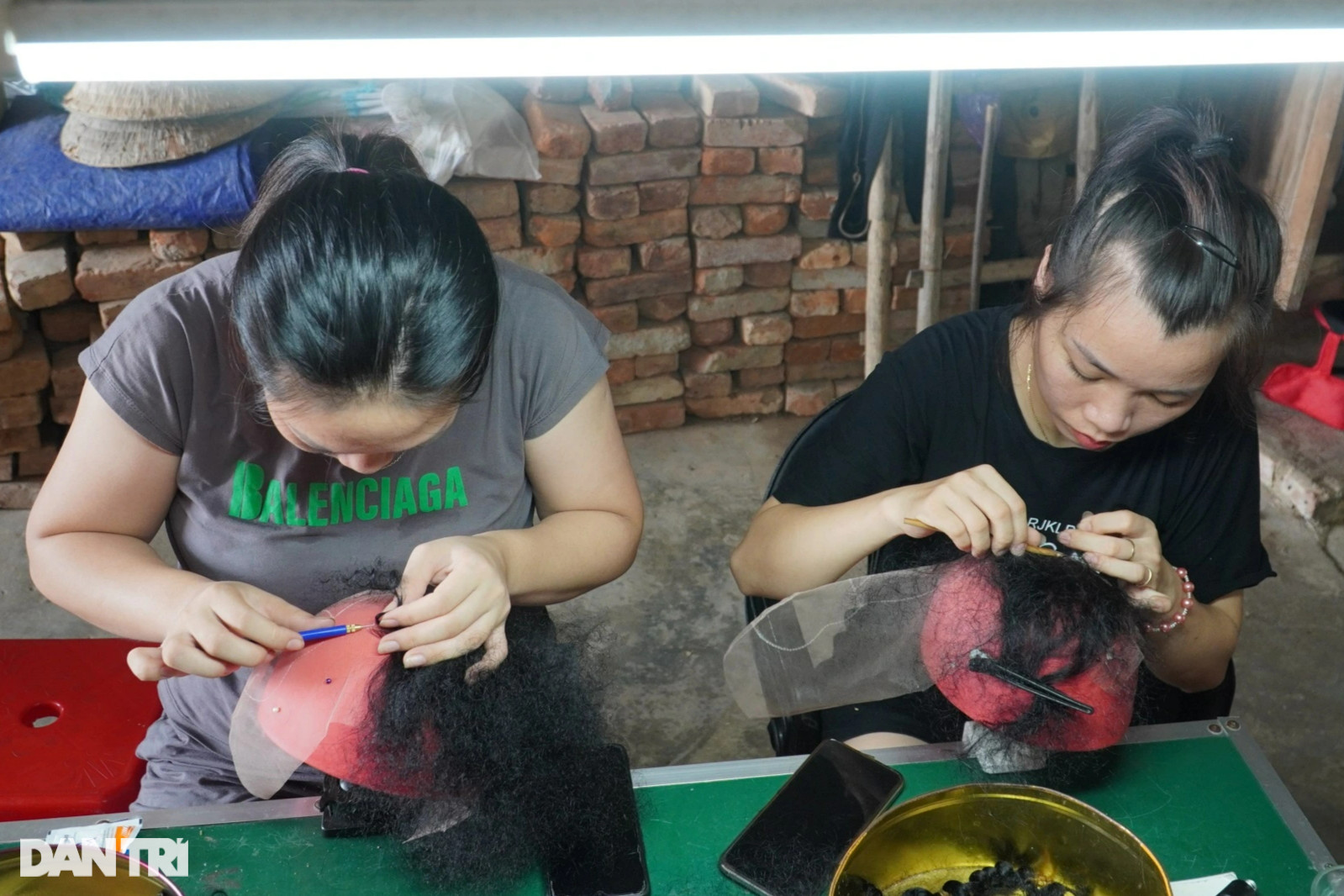 Kiếm tiền thật nhờ nghề làm... hàng giả - 5