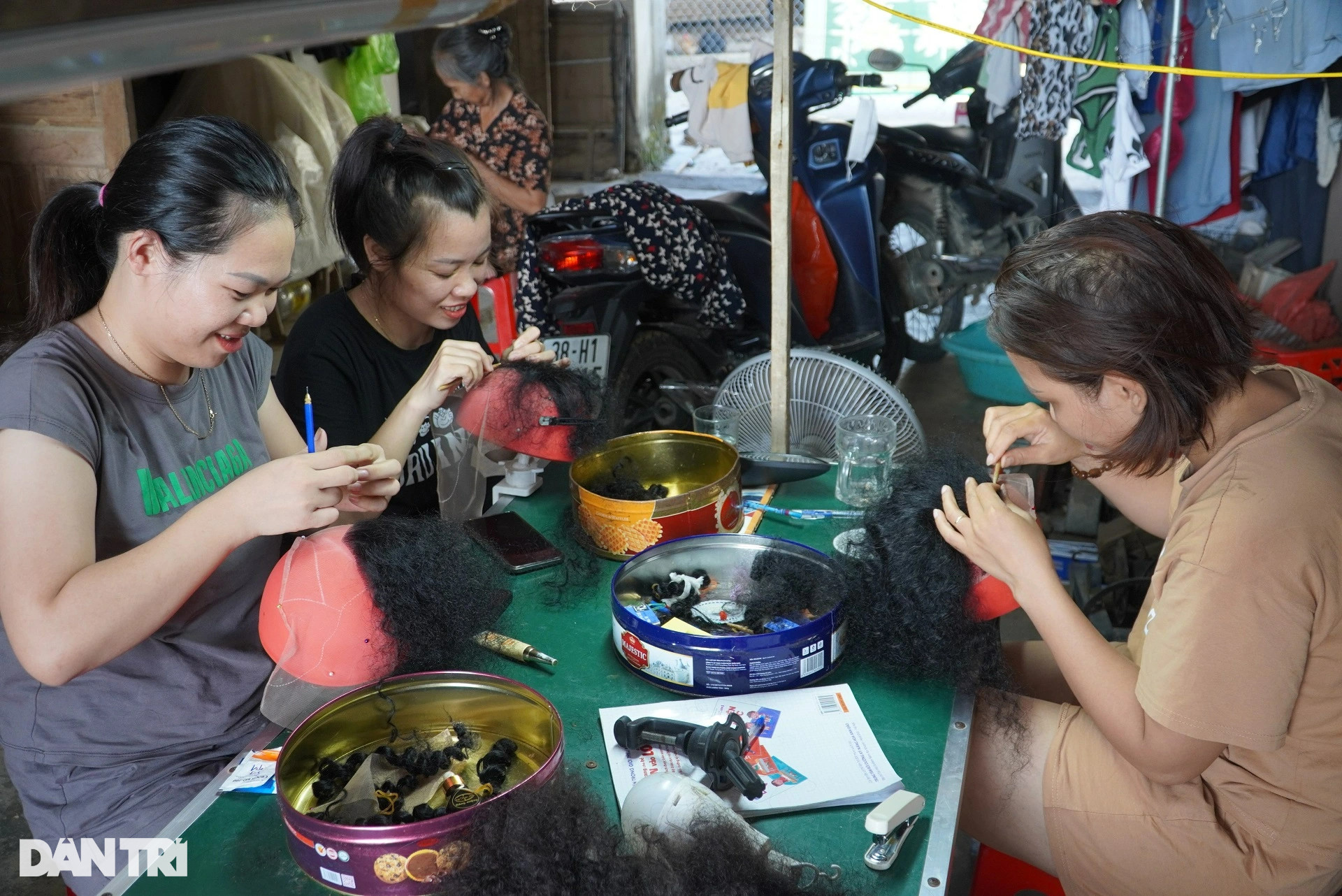 Kiếm tiền thật nhờ nghề làm... hàng giả - 1