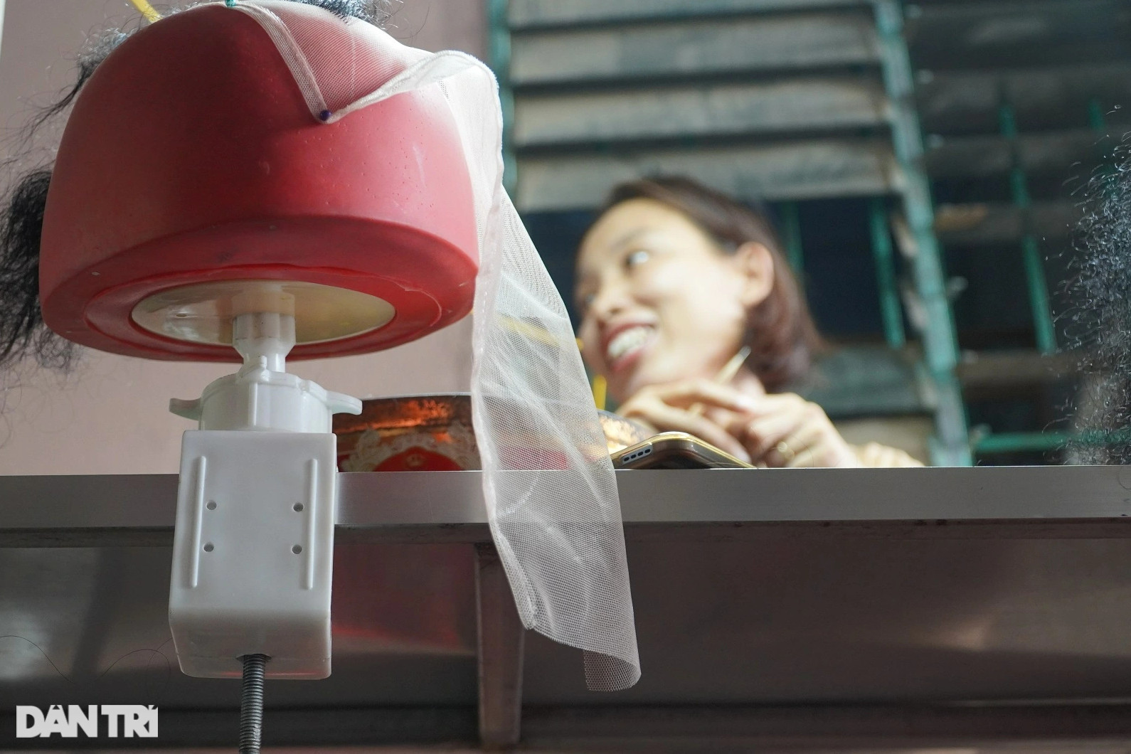 Kiếm tiền thật nhờ nghề làm... hàng giả - 4