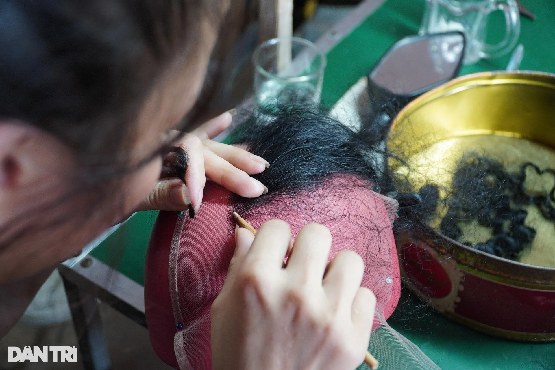 Kiếm tiền thật nhờ nghề làm... hàng giả - 6