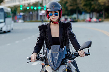 Á hậu Bảo Ngọc 1m85 lái mô tô trong clip giới thiệu thi Miss Intercontinental 2022