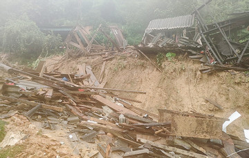Mưa lũ càn quét Nghệ An, nhiều ngôi nhà đổ sập