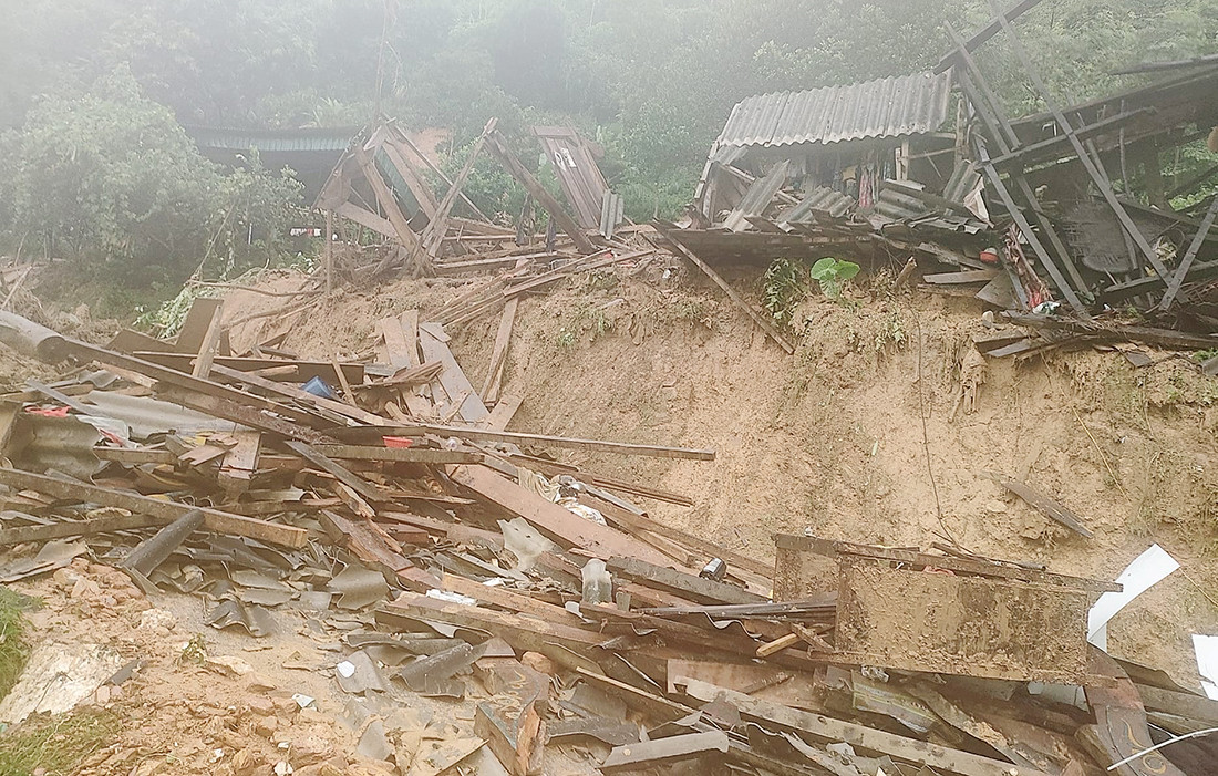 Mưa lũ càn quét Nghệ An, nhiều ngôi nhà đổ sập