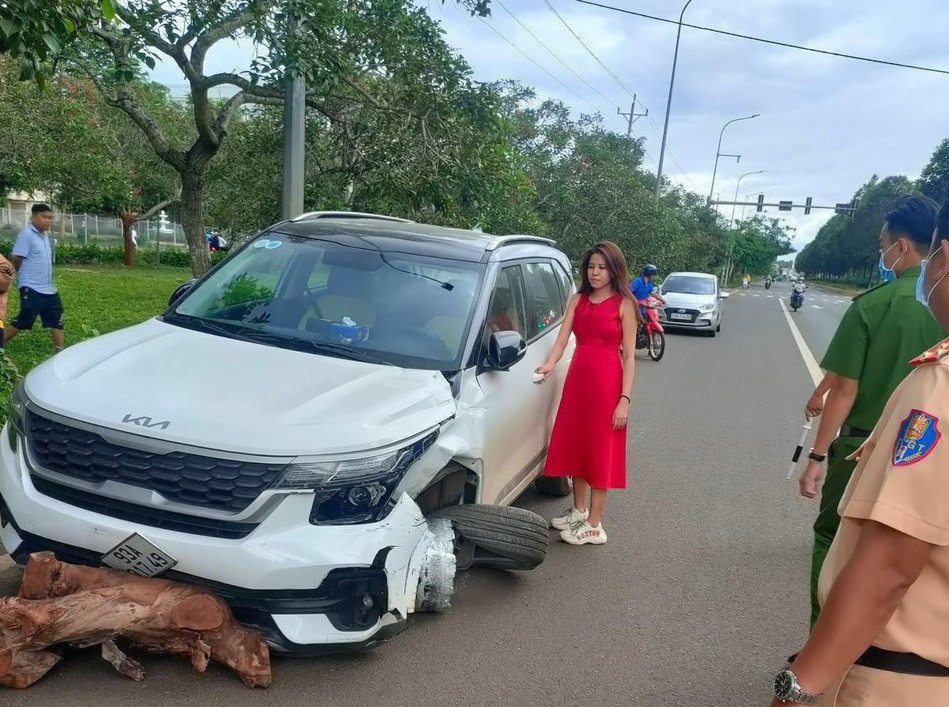 Gây tai nạn, nữ tài xế lái xe nổ bánh bỏ chạy bị phạt 70 triệu đồng