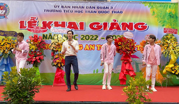 Tùng Lâm, nhóm V Music hát tại lễ khai giảng
