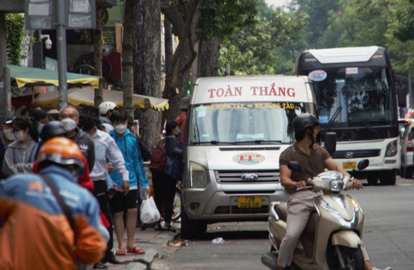 Bến xe ở TP.HCM điêu đứng vì nạn xe dù, bến cóc