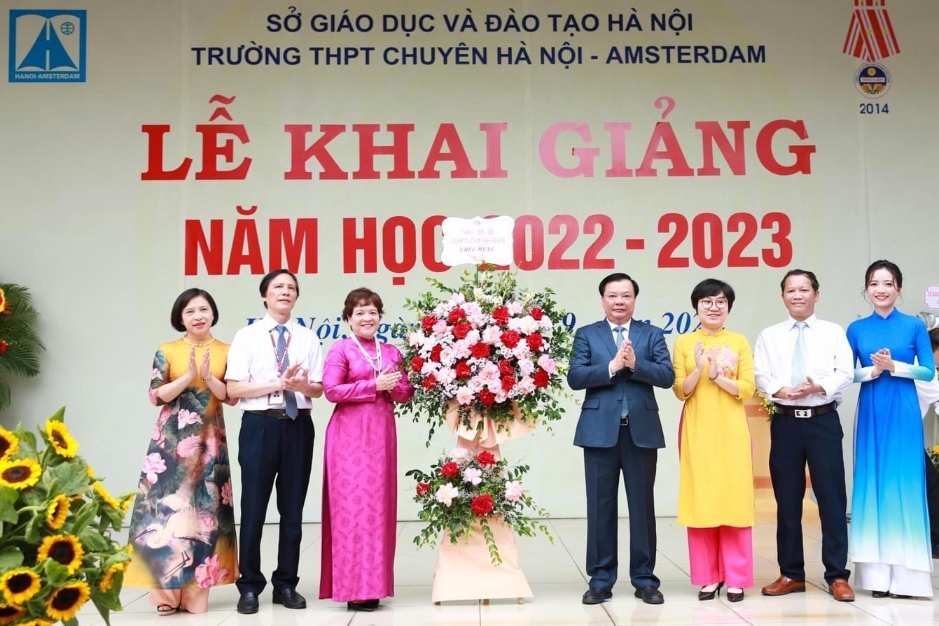 Hiệu trưởng trường chuyên dặn học sinh ngoài học đừng quên vun đắp lòng nhân ái