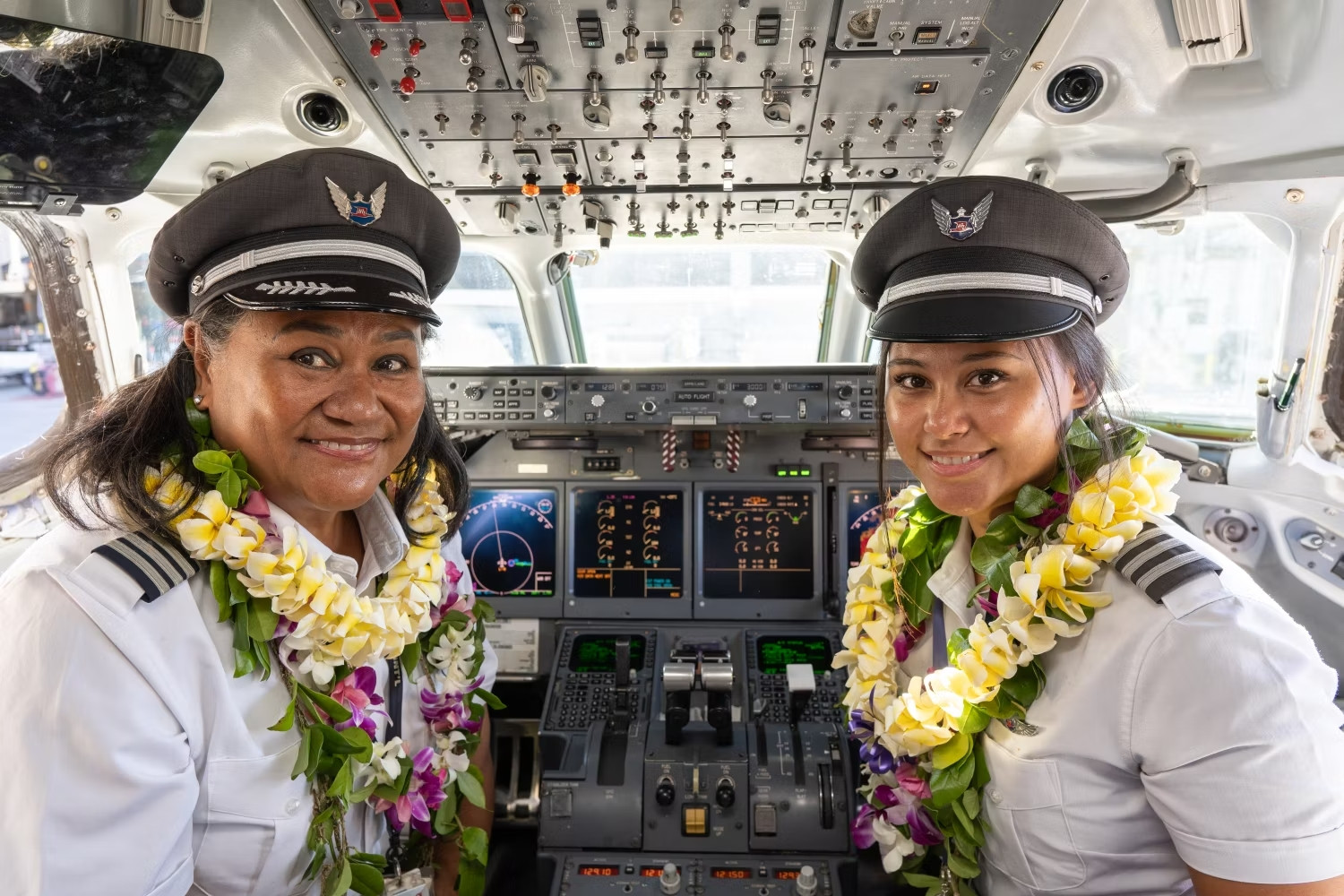 Bộ đôi phi công mẹ và con gái đầu tiên của hãng hàng không Hawaiian Airlines