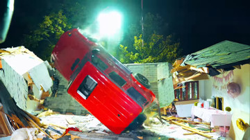 Youtuber chơi lớn khi thả rơi chiếc Mercedes-AMG G63 mới tinh từ mái nhà