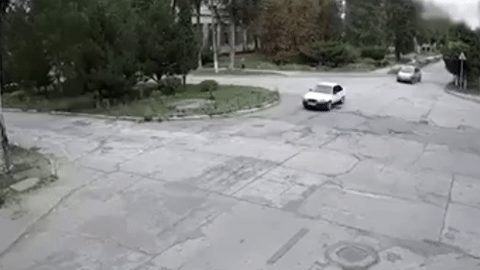 Khoảnh khắc đạn pháo rơi ngay trước đầu ô tô, nhiều người thoát nạn trong gang tấc