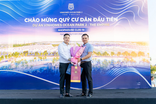 Vinhomes Ocean Park 2 - The Empire bàn giao căn shophouse đầu tiên