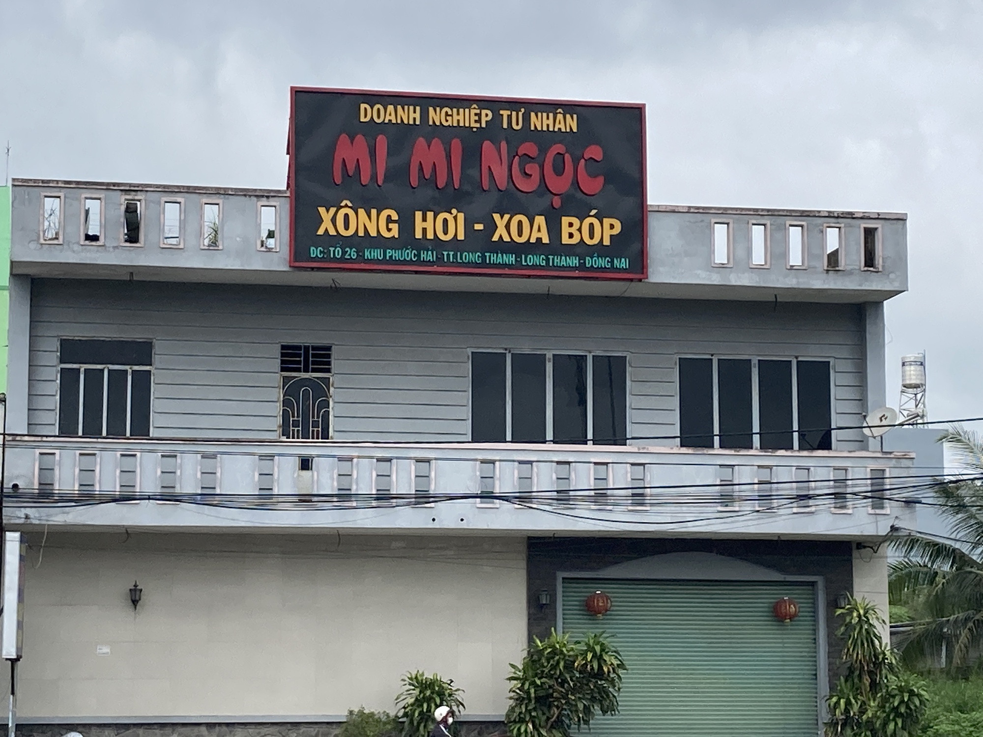 Đồng Nai: Bắt giam 2 cha con chủ quán massage mua 2 thiếu nữ 15 tuổi, bắt ép kích dục cho khách - Ảnh 1.