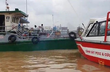 Tàu chở hàng trăm mét khối xăng bốc cháy trên sông Đồng Nai