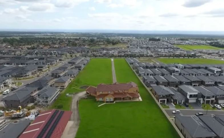 Nhà lọt thỏm giữa khu đô thị, chủ nhân từ chối nghìn tỷ quyết không phân lô