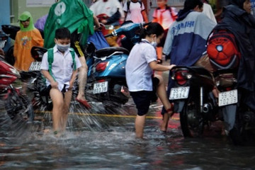 Túa ra khỏi cổng trường, nghìn học sinh đội mưa lội nước về nhà