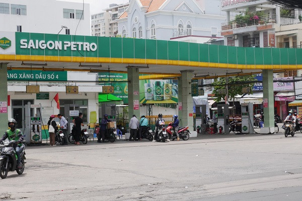 Tước giấy phép 'ông lớn' Saigon Petro, thị trường xăng dầu vẫn tấp nập