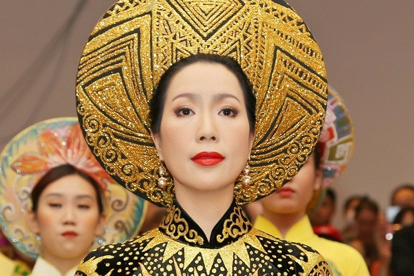 NSƯT Trịnh Kim Chi mặc áo dài truyền thống, thực hiện rước kiệu Tổ nghiệp